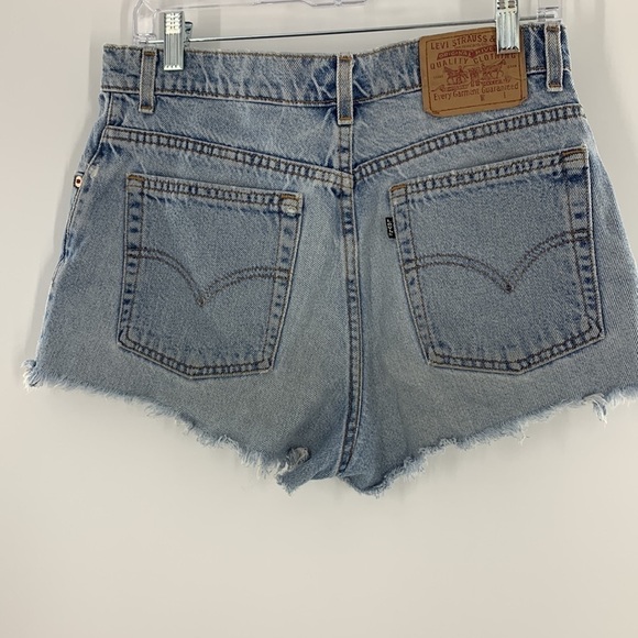 VINTAGE LEVIS BLACK TAG RAW HEM BUTTON FLY HIGH RISE SHORTS SIZE 11 JR - Picture 2 of 5